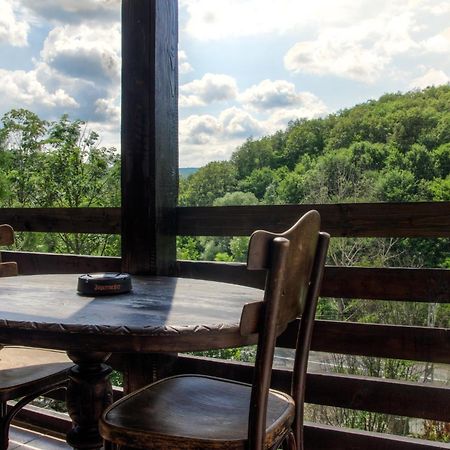 Pensiune-Restaurant Tara Luanei Сэрата-Монтеору Номер фото